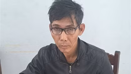 Con nghiện có 4 tiền án mang theo súng khi ra đường