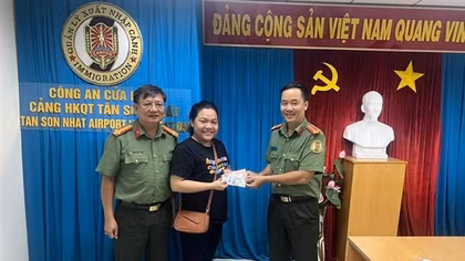 Đại úy Công an cửa khẩu trả lại hành khách gần 50 triệu đồng đánh rơi