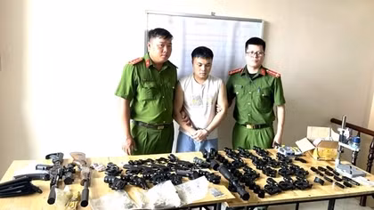 Mua bán hơn 20 khẩu súng ngắn qua đường chuyển phát nhanh