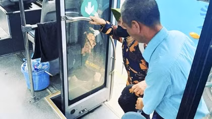 Những việc làm tận tâm chan chứa nghĩa tình của nhân viên phục vụ buýt Traserco