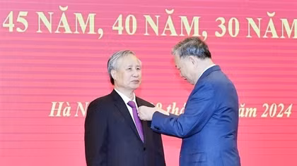 Tổng Bí thư Tô Lâm trao Huy hiệu 45 năm tuổi đảng tặng đồng chí Trần Quốc Vượng