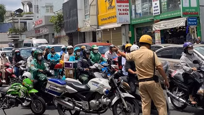 Xe tải lùi cán cụ bà tử vong