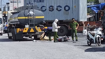 Va chạm với xe bồn, 2 người thương vong trên con đường đang trải nhựa