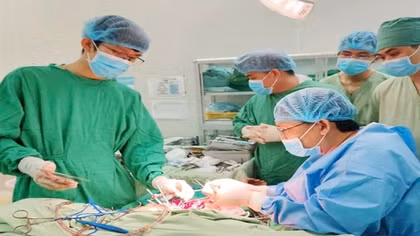Nối thành công cánh tay đứt rời cho bệnh nhân bị ròng rọc cuốn