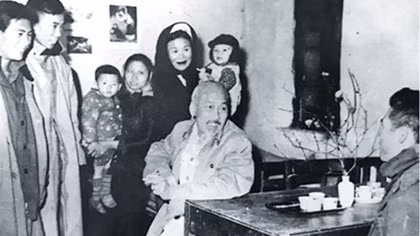 Bác Hồ chúc Tết đêm Ba mươi