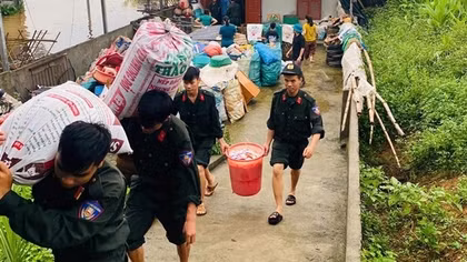 Trung đoàn CSCĐ Tây Bắc giúp nhân dân khắc phục hậu quả bão số 3 tại Lào Cai, Yên Bái