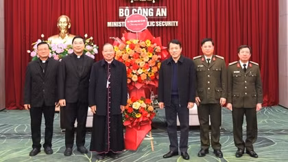 Tổng Giám mục Tổng Giáo phận Hà Nội thăm, chúc mừng Bộ Công an