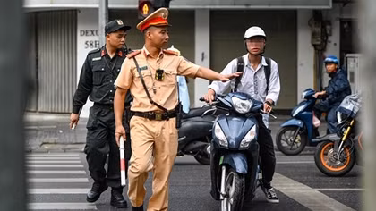 Bố mẹ lơ là khi giao xe máy, tự đặt “nguy hiểm” vào tay con