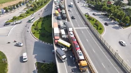 Hà Nội: 5 ô tô va chạm ở đường Vành đai 3 trên cao