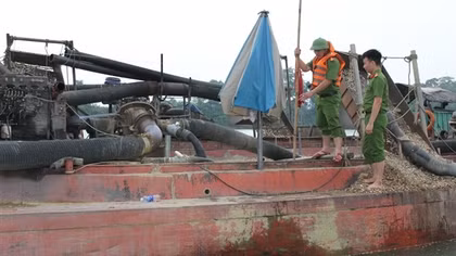 Phát hiện 9 thuyền vỏ sắt khai thác cát trái phép trên sông Lam