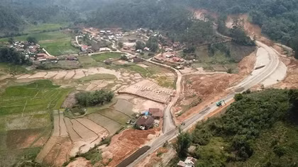 Cuộc sống bất an nơi vùng tâm chấn động đất