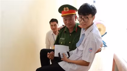Cán bộ Công an bế thí sinh bị tai nạn đi thi tốt nghiệp THPT