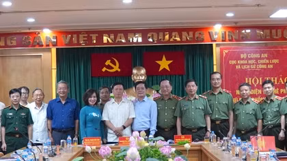 Phát triển đội ngũ cán bộ chuyên trách có bản lĩnh, trí tuệ làm công tác tư tưởng, lý luận