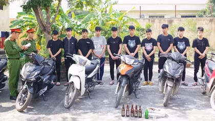 Khởi tố 10 đối tượng vụ mang dao phóng lợn, vỏ chai bia hỗn chiến trong đêm