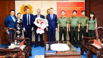 Đoàn đại biểu Bộ Nội vụ và Tổng lãnh sự quán Nga thăm, làm việc với Công an Khánh Hòa