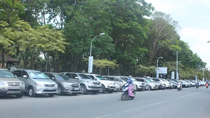 Hà Nội dừng trông giữ xe dưới lòng đường trong thời gian Quốc tang