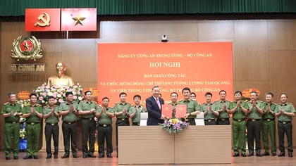 Nhận bàn giao công tác, Bộ trưởng Lương Tam Quang khẳng định “ý thức sâu sắc trách nhiệm kế thừa và phát triển”