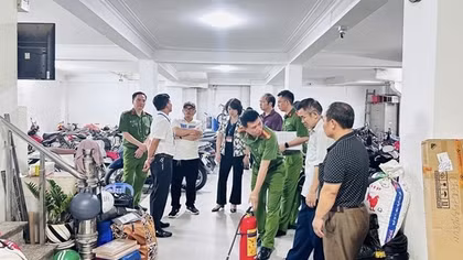 Nhờ thực hiện tốt "4 tại chỗ", đám cháy chung cư mini ở Đình Thôn nhanh chóng được dập tắt
