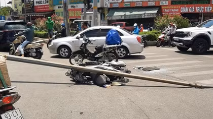 Trụ đèn chiếu sáng đổ trúng người phụ nữ đi xe máy