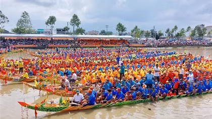 Gần 60 đội ghe Ngo tham gia lễ hội Oóc Om Bóc ở Sóc Trăng