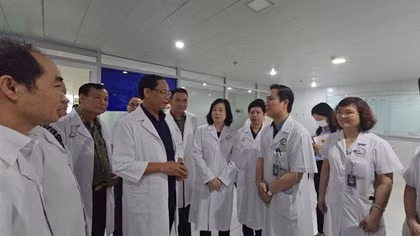 Phó Chủ tịch Quốc hội và Bộ trưởng Bộ Y tế thăm hỏi nạn nhân vụ cháy