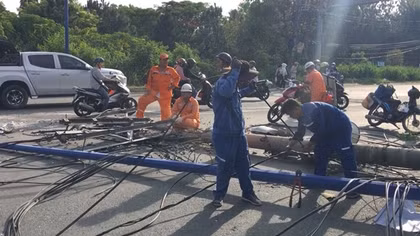 Xe đầu kéo giật sập cột điện đè 2 mẹ con đi xe máy bị thương