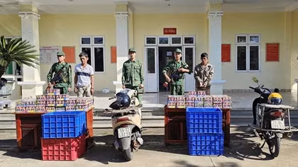 Rạng sáng, rủ nhau thồ 1,5 tạ pháo qua biên giới