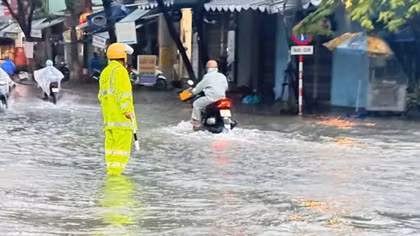 Mưa lớn gây ngập sâu nhiều tuyến đường và sạt lở núi, Đà Nẵng đưa ra lời cảnh báo
