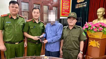Người đàn ông ở Hà Nội giao nộp khẩu súng K59 và 32 viên đạn
