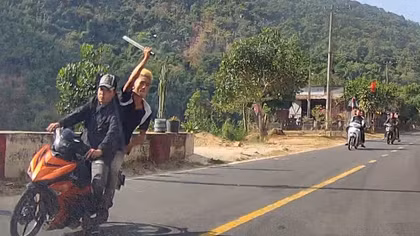 Vung mã tấu chém vào ôtô đang lưu thông trên đèo để quay clip "cho vui"