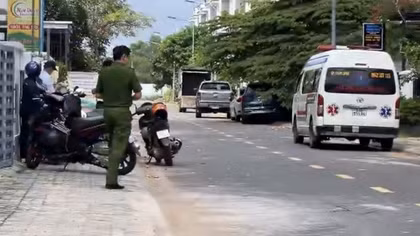 Leo cầu thang khảo sát sửa nhà, nam công nhân trượt chân rơi tử vong