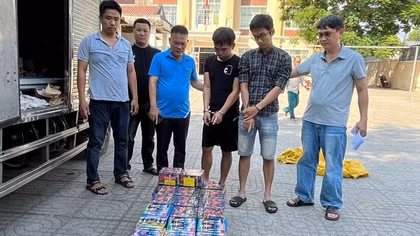 Truy đuổi, nổ súng khống chế 2 thanh niên chở pháo lậu