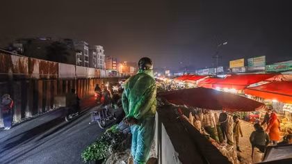 Chợ hoa đêm Hà Nội tấp nập những ngày cận Tết