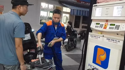 Xăng RON95-III tăng 416 đồng/lít