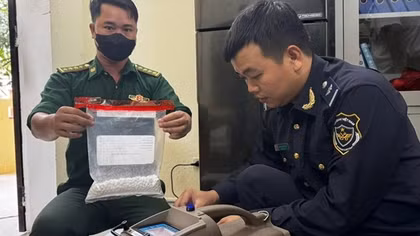 Phát hiện “bọc lạ” khi đi nhặt ve chai ven biển