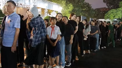 TP Hồ Chí Minh: Hàng chục ngàn người dân đến viếng Tổng Bí thư Nguyễn Phú Trọng trong đêm