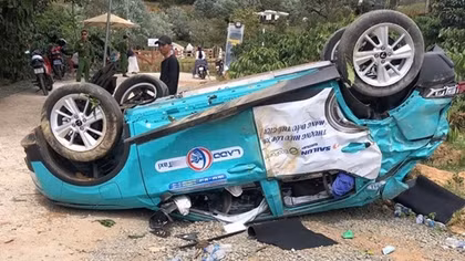 Taxi bất ngờ lao với tốc độ kinh hoàng, 4 người thương vong