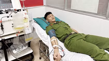 Hàng chục Cảnh sát túc trực xuyên Tết hiến máu cứu người