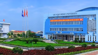 Vì sao 136 giảng viên, nhân viên Trường Đại học Quảng Bình bị nợ lương gần một năm qua?