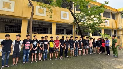 Tạm giữ 20 thanh, thiếu niên vác hung khí gây náo loạn đường phố Hà Nội