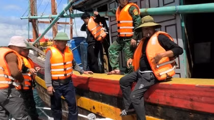 Cứu sống 4 ngư dân bị chìm tàu ngoài khơi quần đảo Hoàng Sa