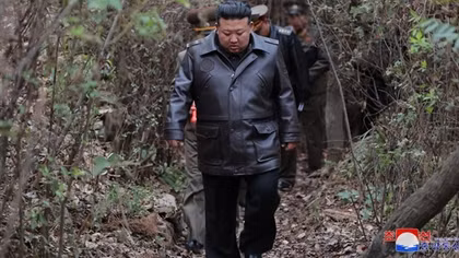 Ông Kim Jong-un thị sát căn cứ tên lửa chiến lược giữa lúc "nước sôi lửa bỏng"