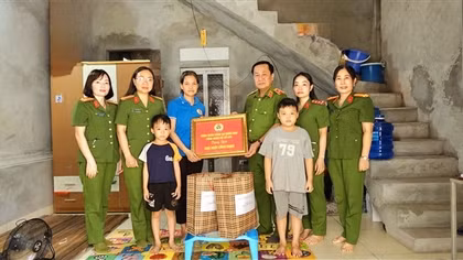 Trao quà, hỗ trợ “Con nuôi Công đoàn” của Văn phòng Cơ quan Cảnh sát điều tra, Bộ Công an