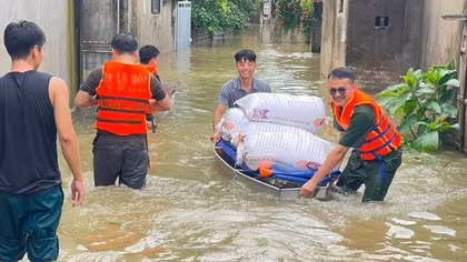 Hà Nội cấm các phương tiện lưu thông qua các điểm ngập sâu ở Sơn Tây