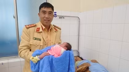 CSGT dùng xe chuyên dụng khẩn cấp đưa sản phụ tới viện sinh con an toàn