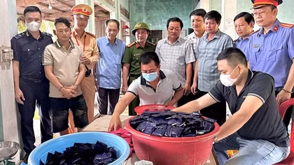 Bắt giữ 2 đối tượng mang súng quân dụng vận chuyển 26 kg ma tuý
