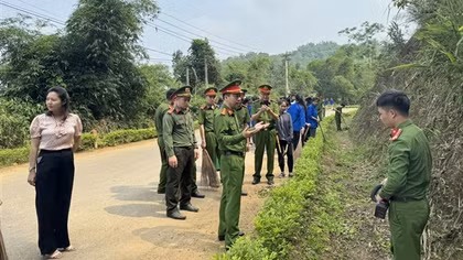 Công an xã Vân Am chung tay xây dựng nông thôn mới