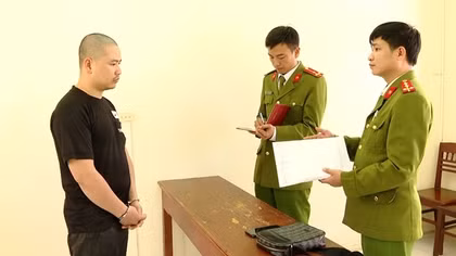 Dừng taxi để hít ma túy thì bị bắt