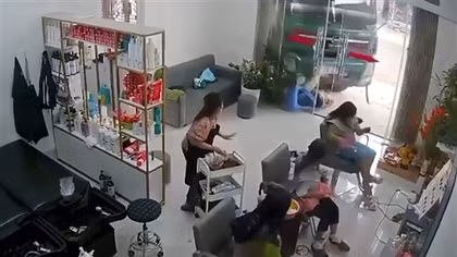 Xe tải va chạm xe máy rồi lao vào cửa hàng gội đầu, 4 người thương vong