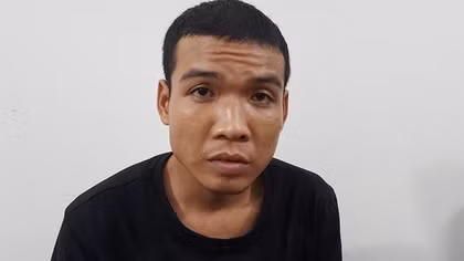 Nữ chủ tiệm uốn tóc bị kẻ cướp khống chế, chụp ảnh khỏa thân